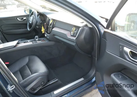 2023 Volvo Xc60 B5 Plus Bright Theme z USA, uszkodzony, nr VIN YV4L12RN8P1375950